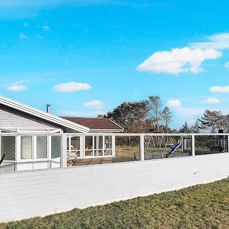 9 Person In L Kken Gronhoj (Nordjylland)