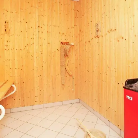 9 Person In L Kken Gronhoj (Nordjylland)